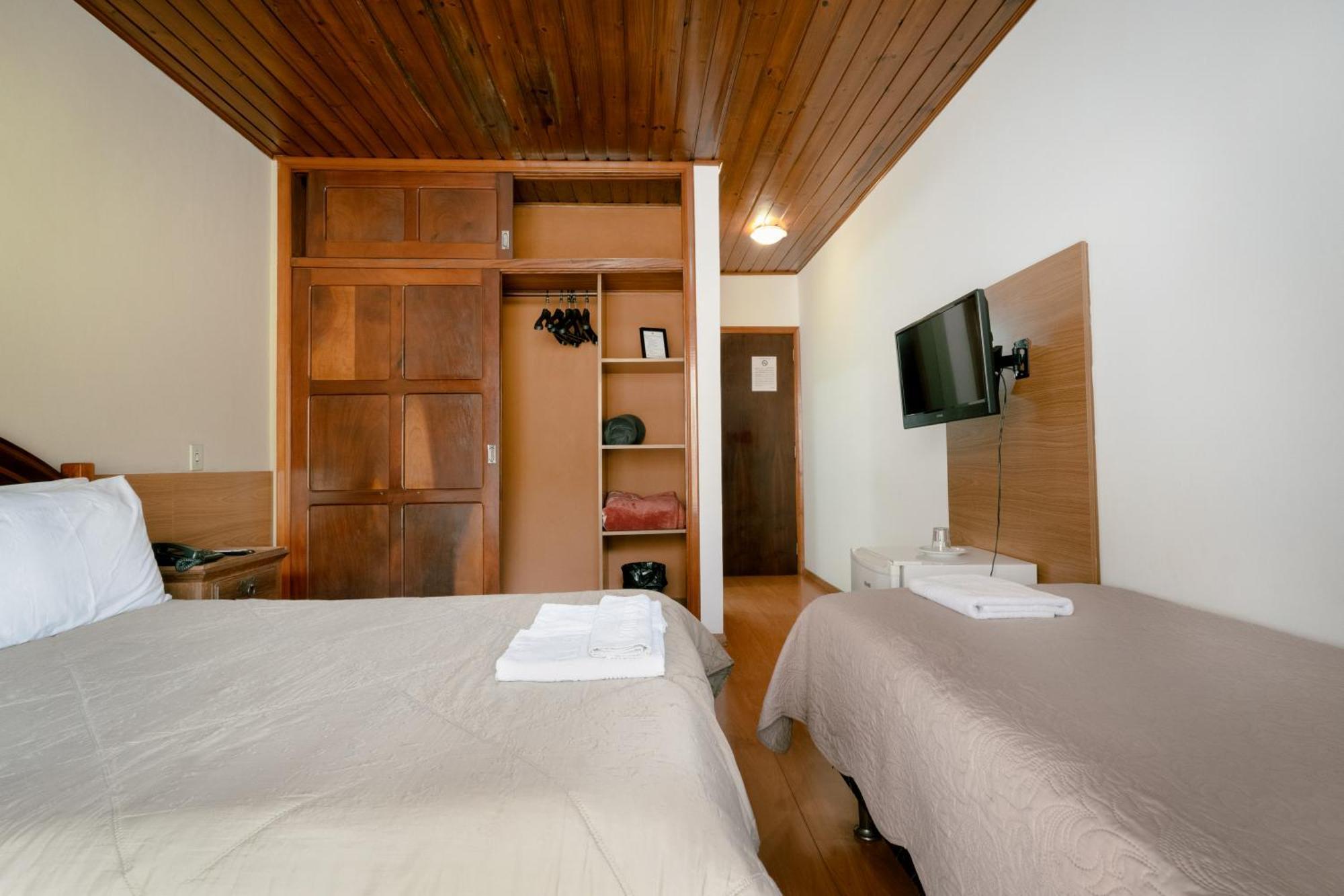 Hotel Geneve - 2Km Do Capivari Campos do Jordao Room photo